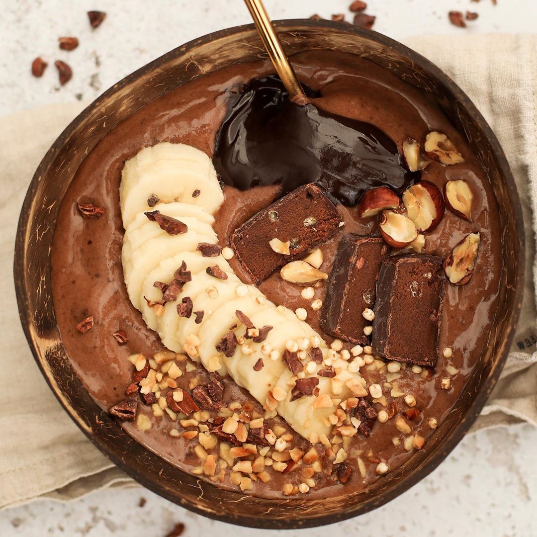 Nutella Smoothie Bowl with Hazelnuts and Banana