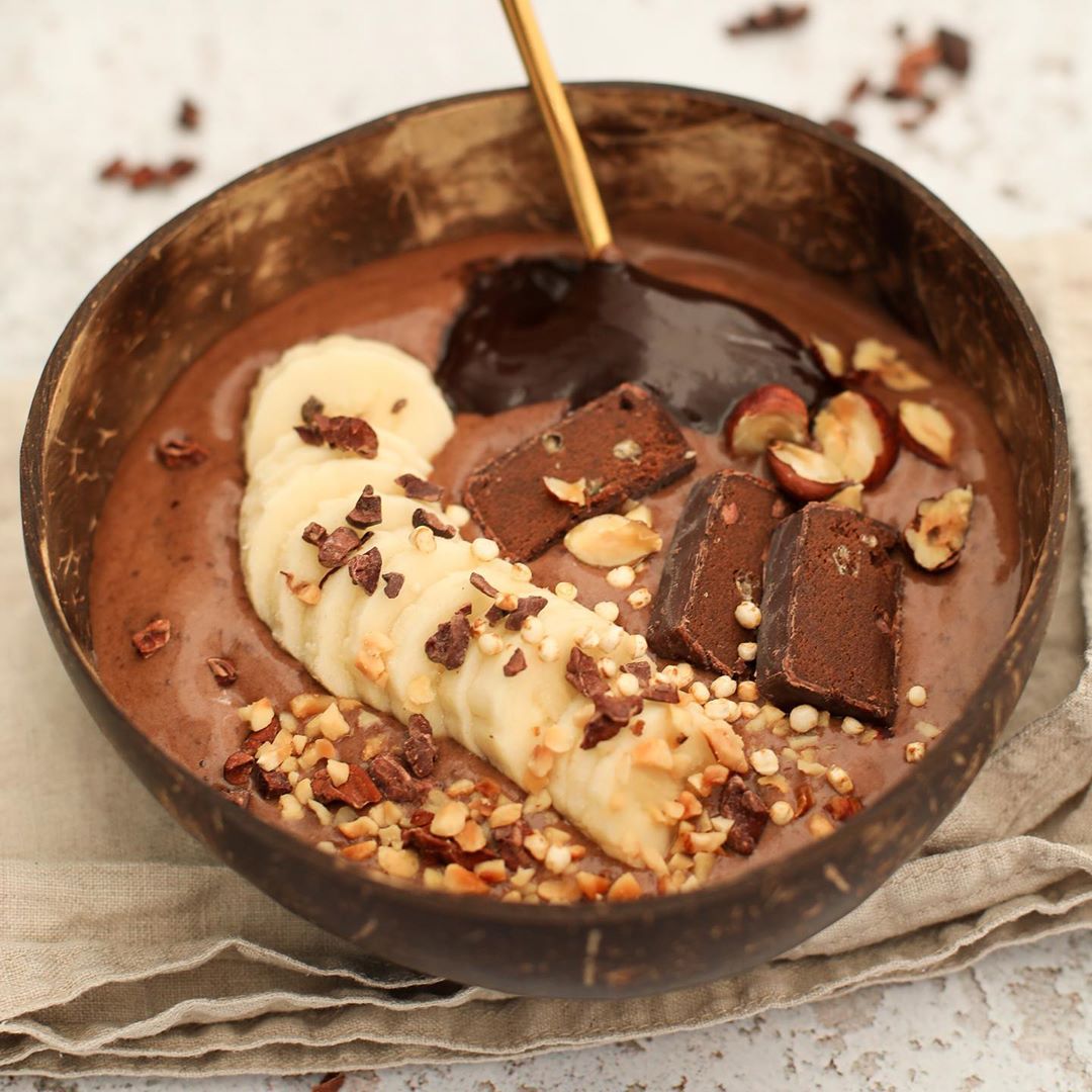 Nutella Smoothie Bowl with Hazelnuts and Banana
