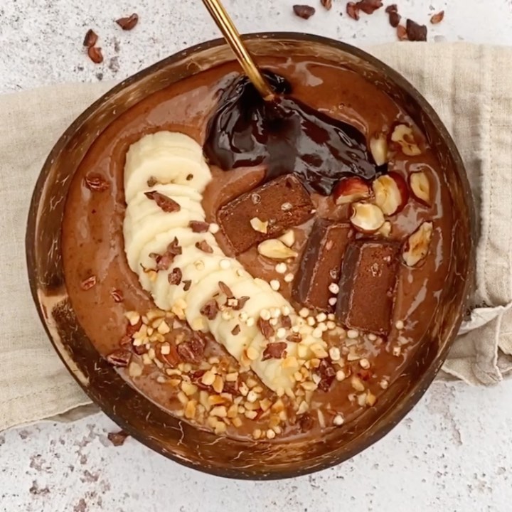 Nutella Smoothie Bowl with Hazelnuts and Banana