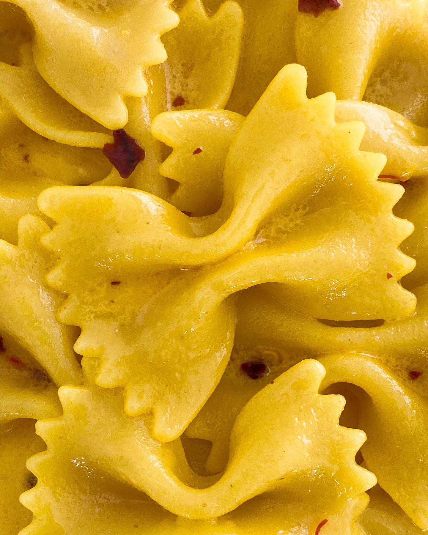 Quick Vegan Saffron White Wine & Red Pepper Farfalle