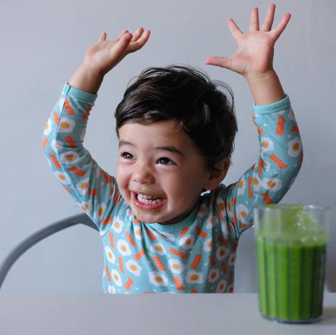 Feeding our Toddlers Green Smoothie
