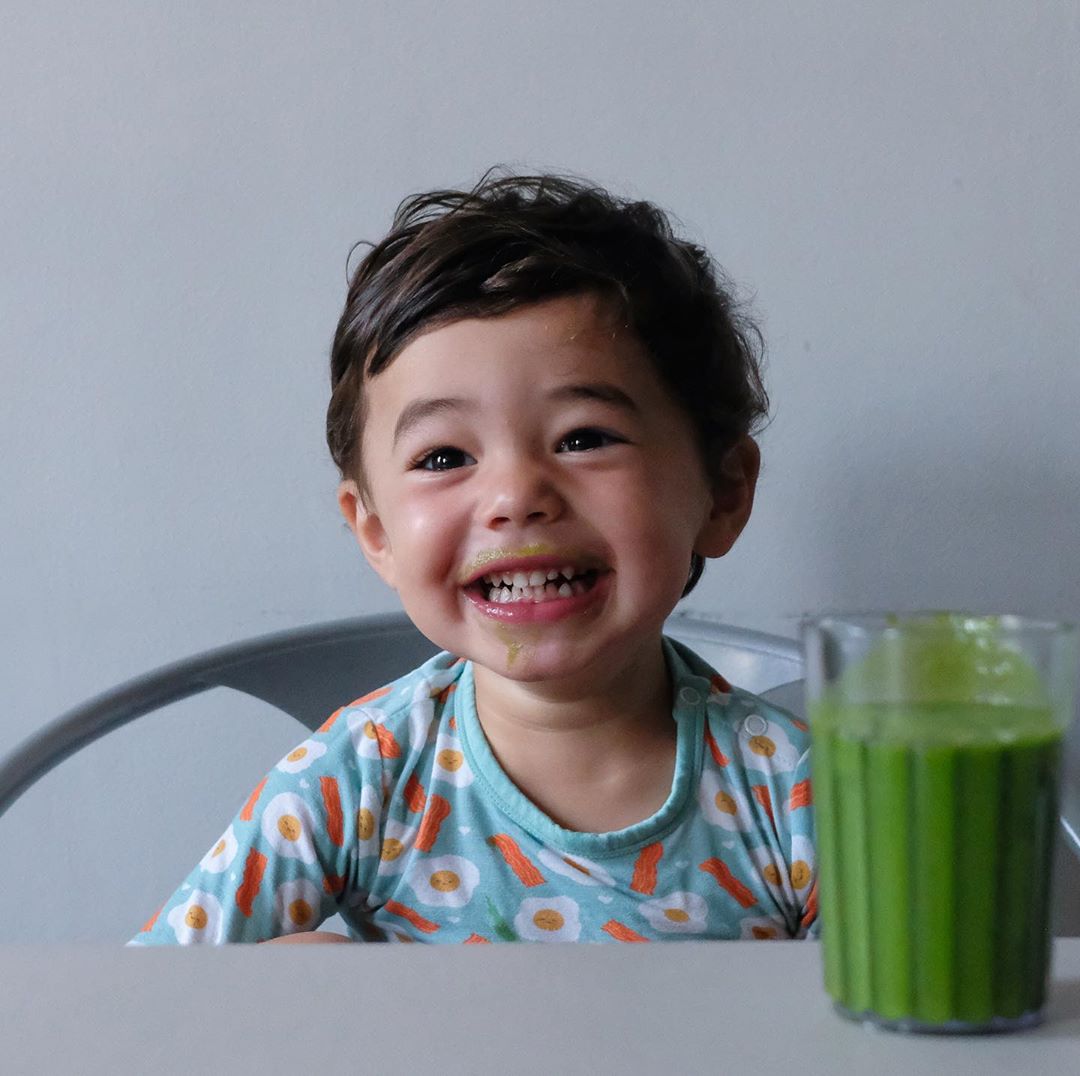 Feeding our Toddlers Green Smoothie