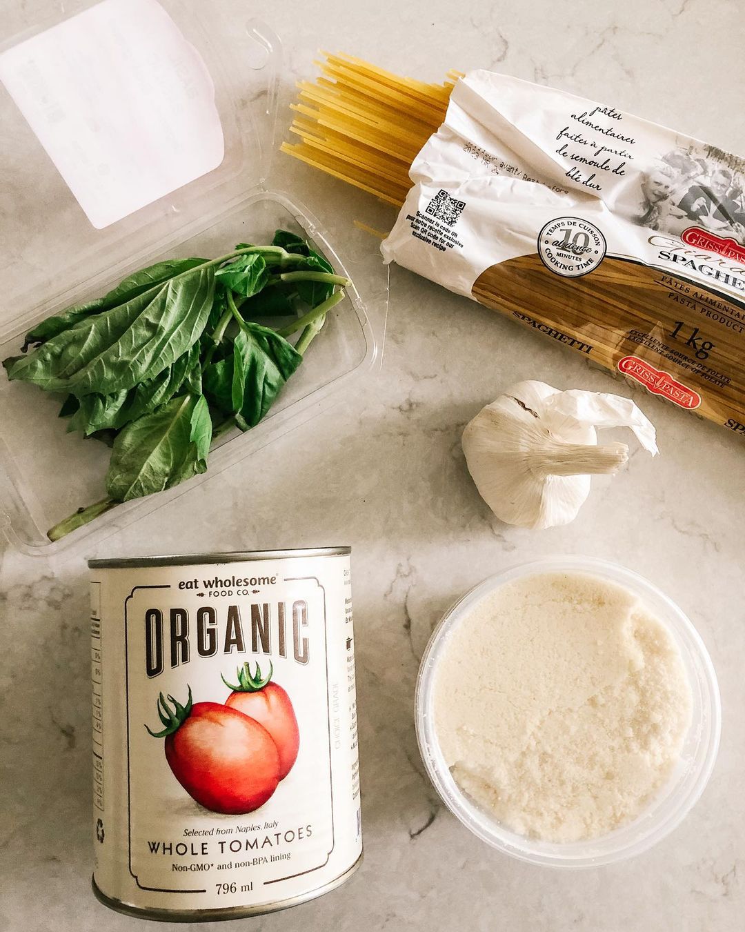 Simple Spaghetti Pomodoro with Fresh Basil