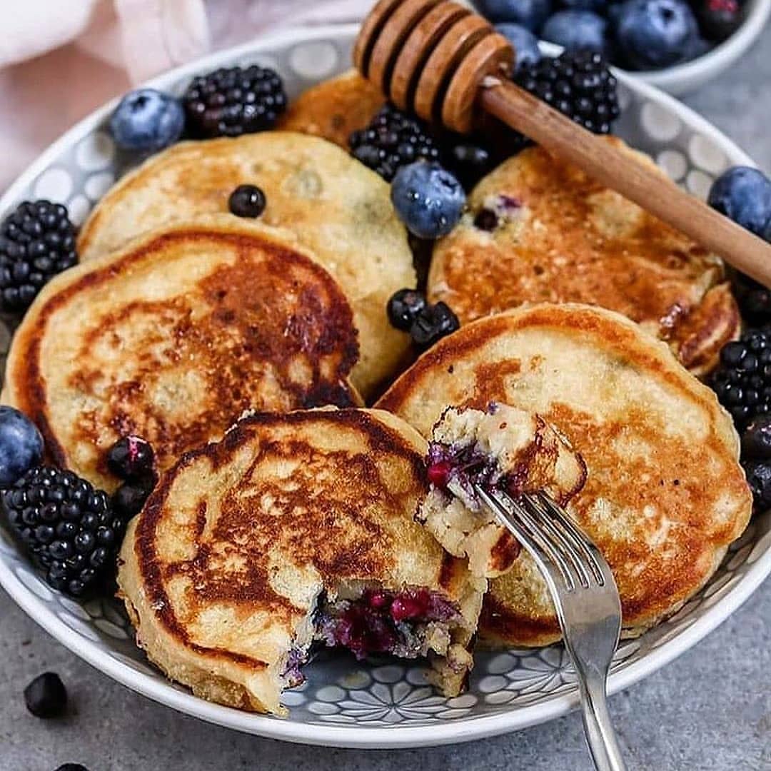 Fluffy Vanilla Blueberry Pancakes