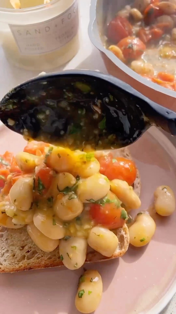 Simple Vegan Garlicky Tomatoes with Butterbeans