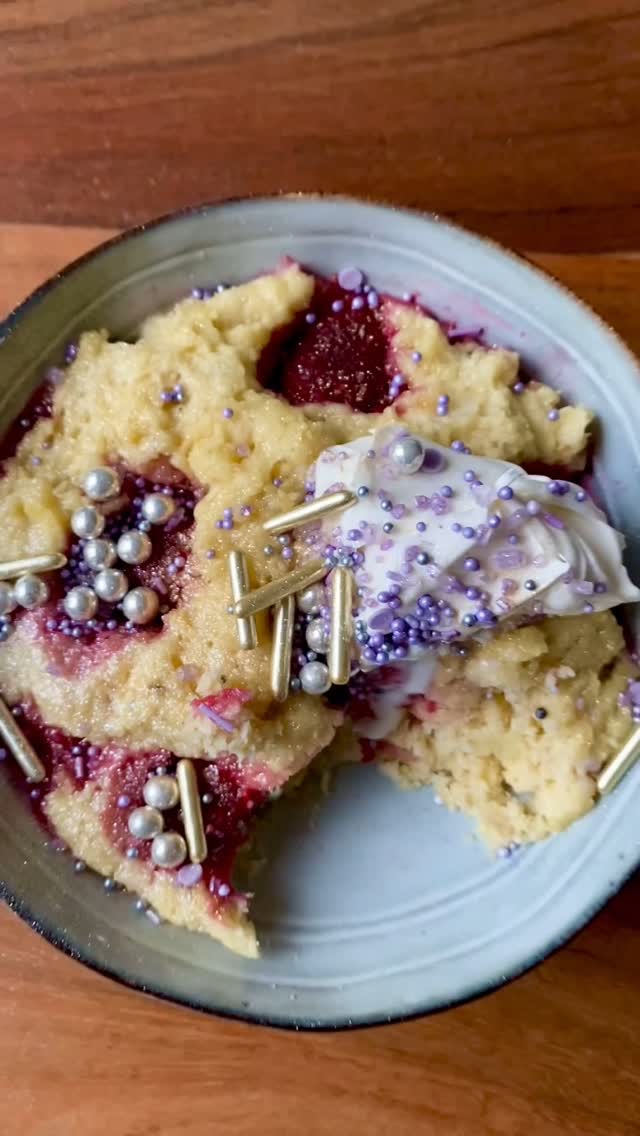 Quick Banana Berry Bowl Cake