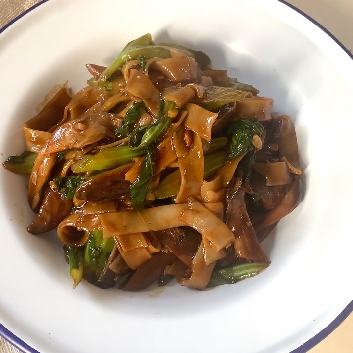 'Rad Nah' Aka Rice Noodles in Thicc Gravy