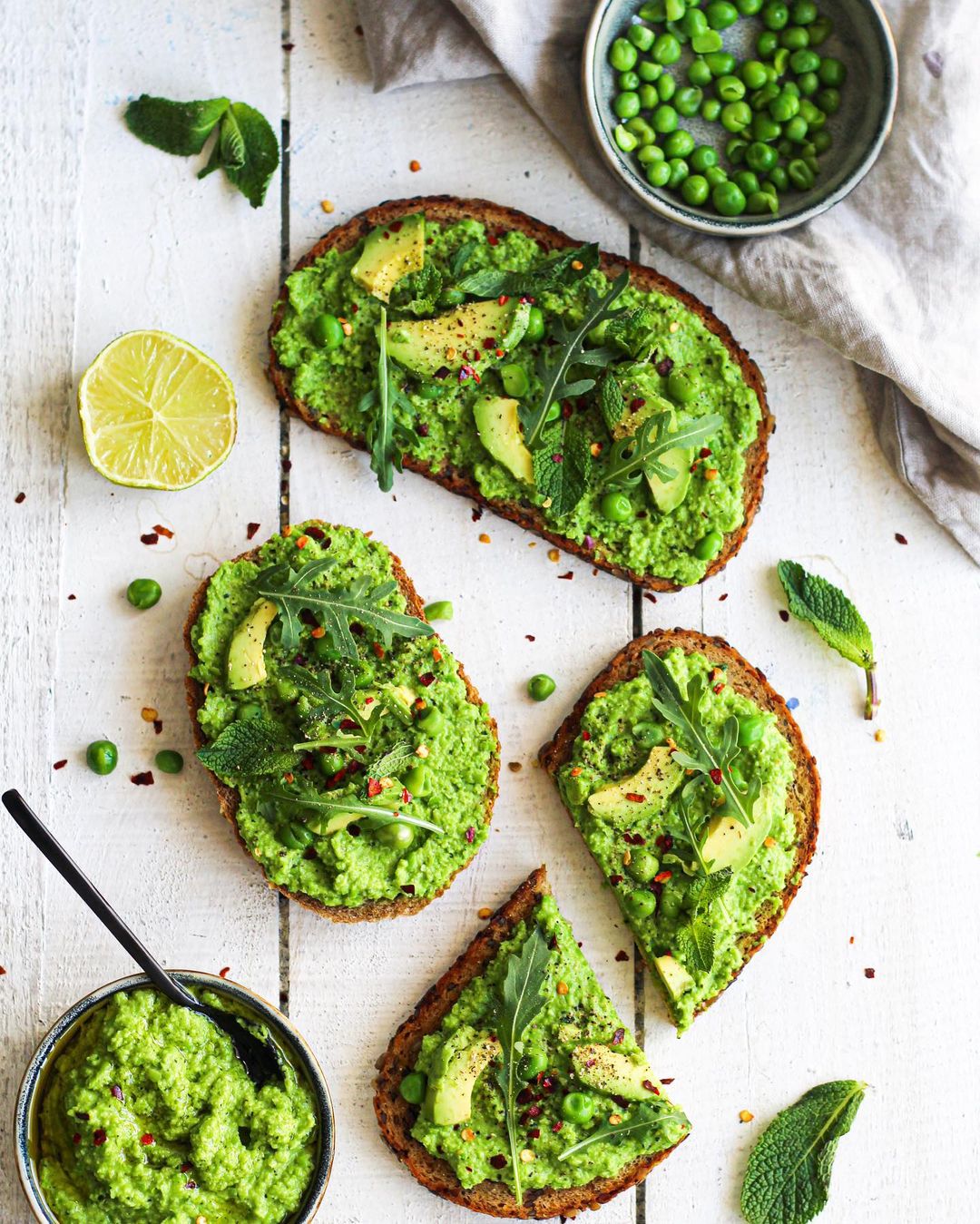 Green Hummus with Peas and Mint