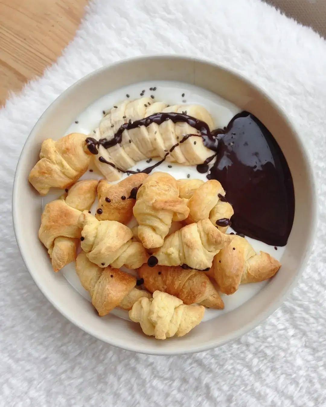 Mini Croissants Yoghurt Bowl