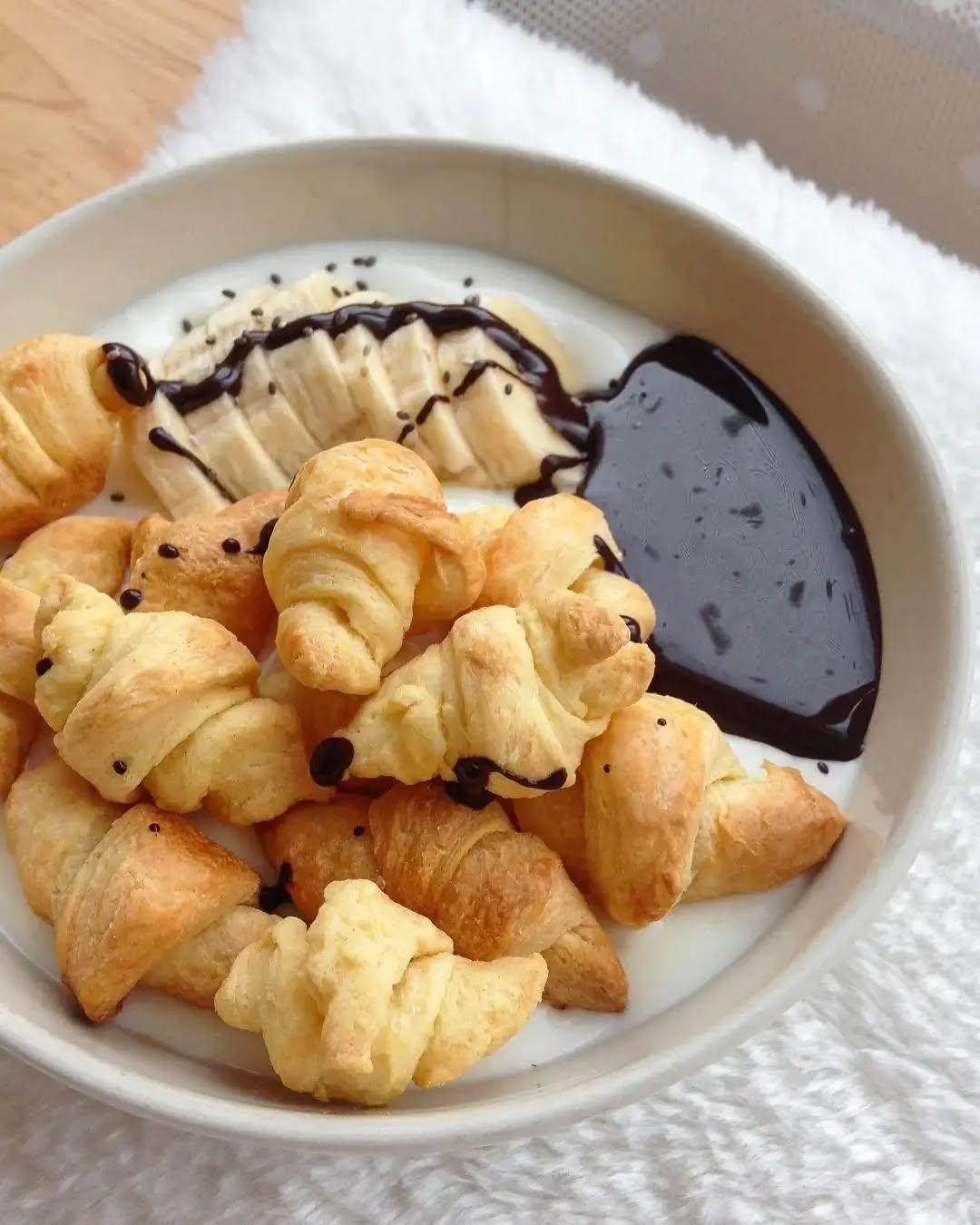 Mini Croissants Yoghurt Bowl
