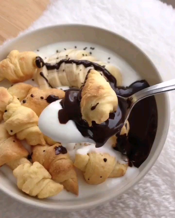 Mini Croissants Yoghurt Bowl