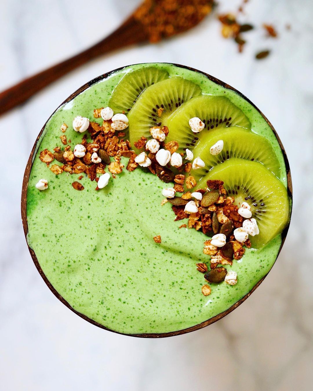 Vegan Smoothie Bowl with Kiwi Toppings