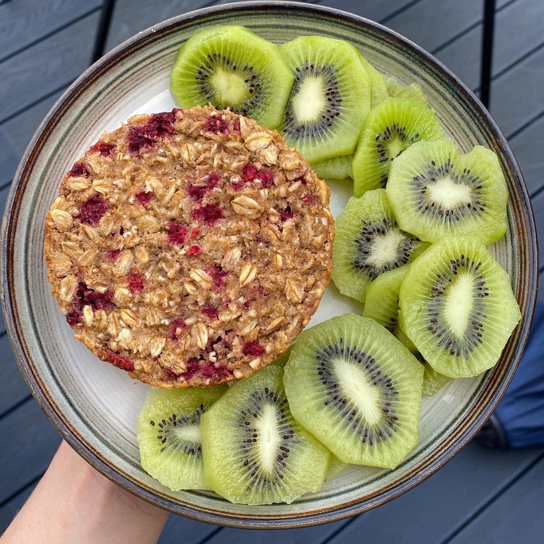 Raspberry Oat Bake with Applesauce and Cinnamon