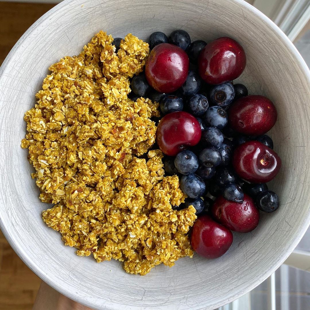 Turmeric-Spiced Rawnola with Berries
