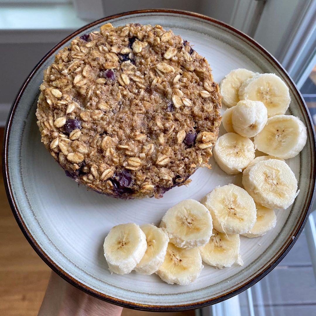 Blueberry Oat Bake with Sliced Bananas