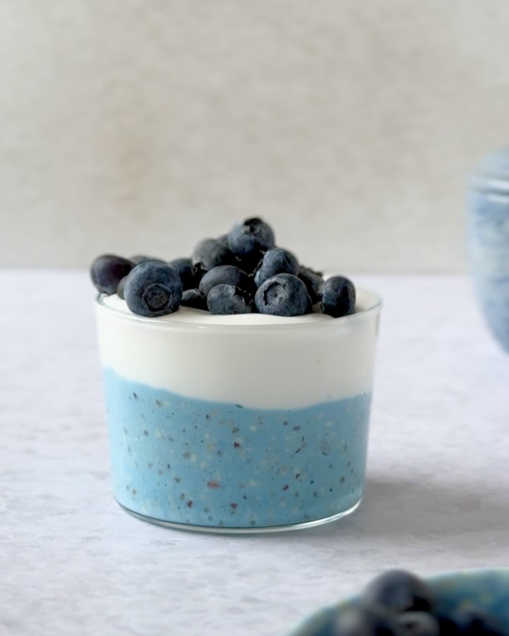 Overnight Oats with Blue Spirulina