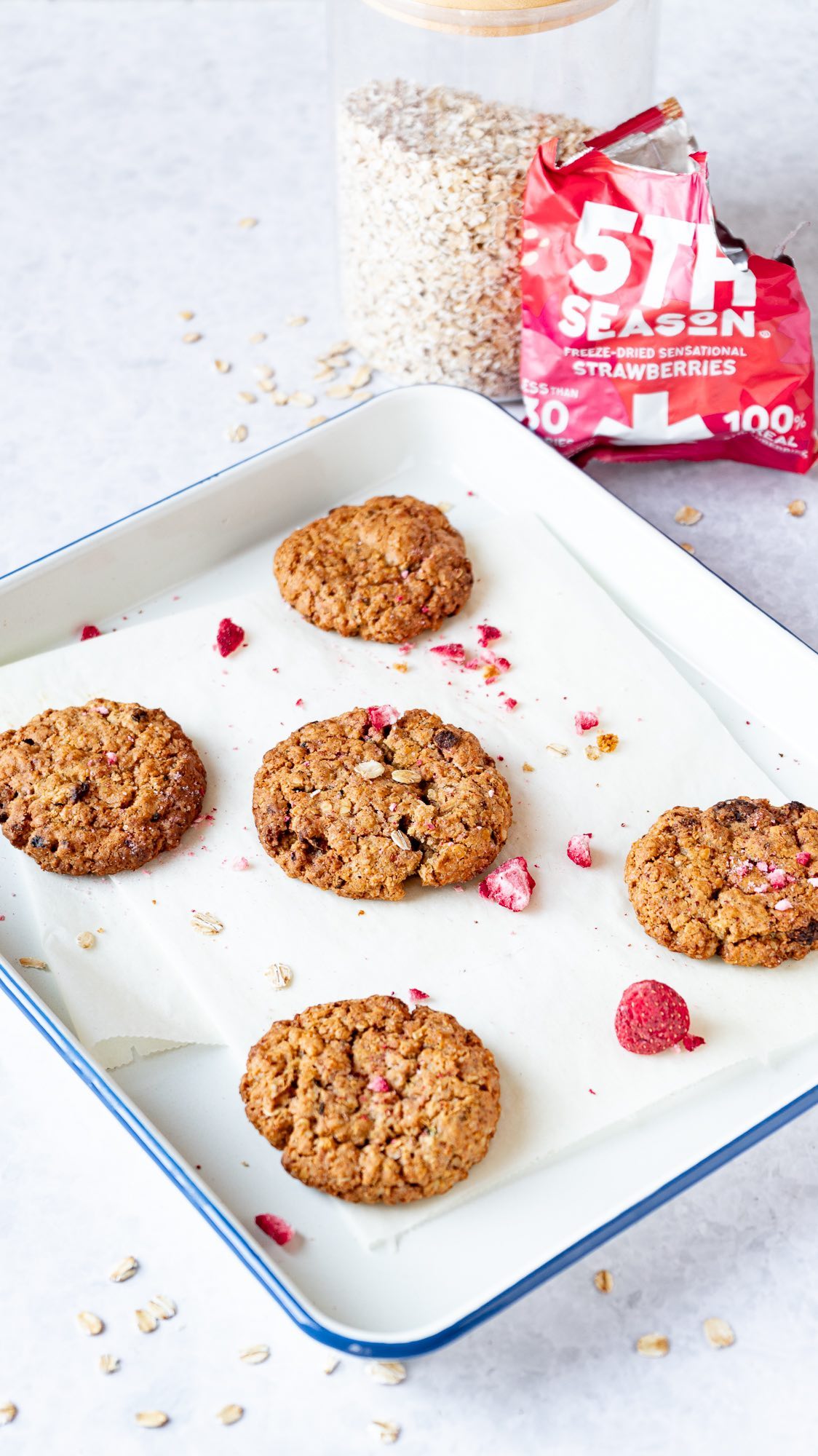 Vegan Oat Cookies with Strawberries