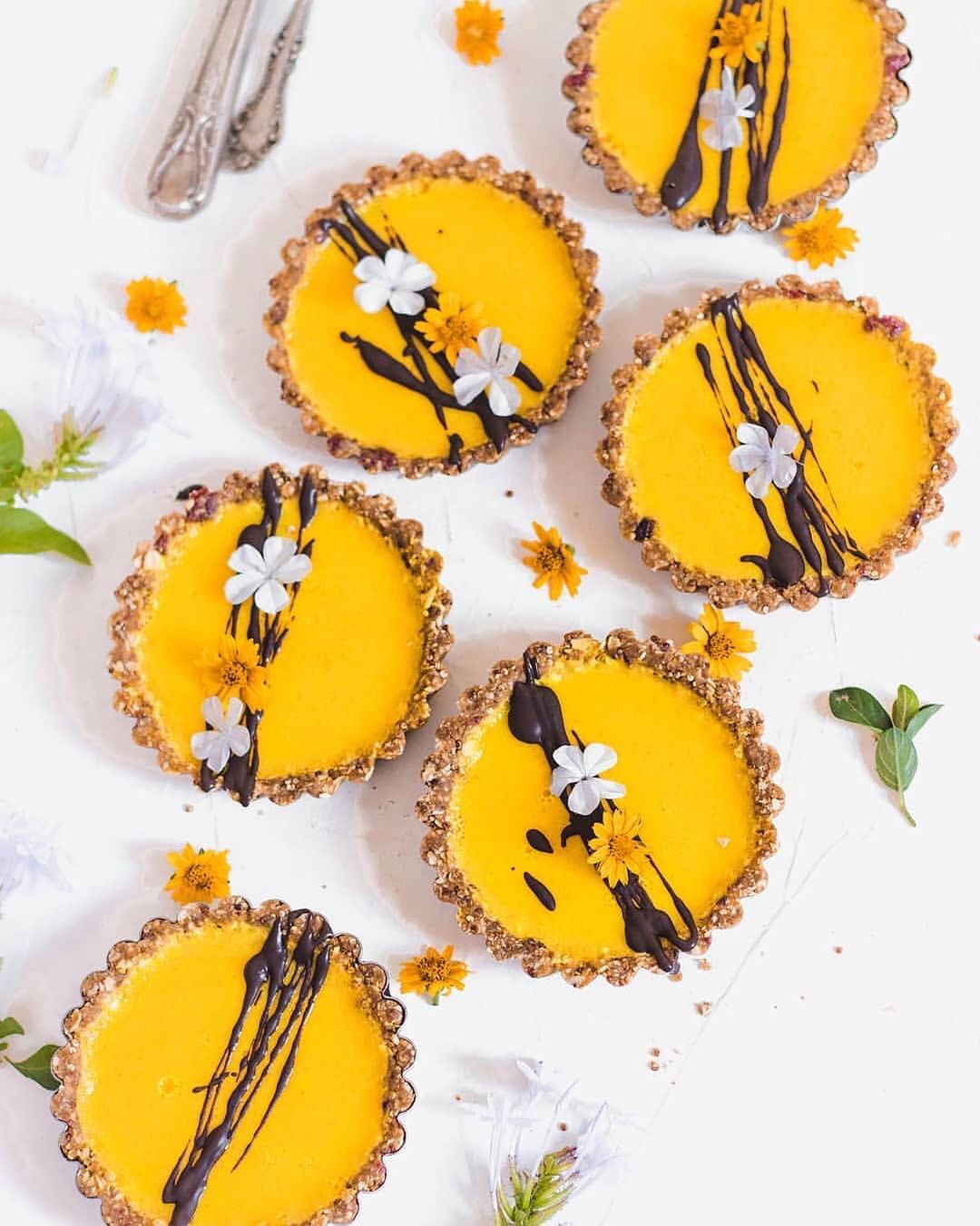 Vegan No-Bake Mango Tarts