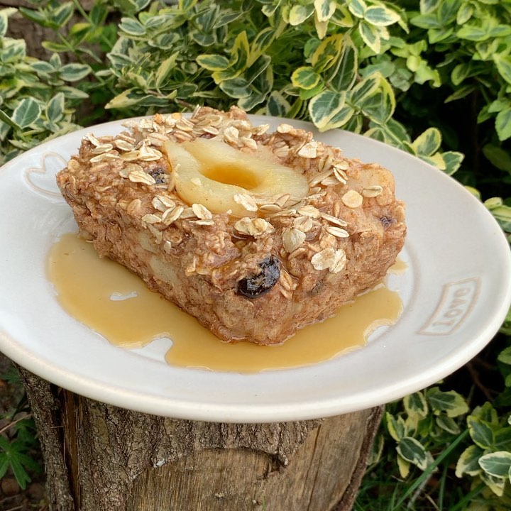 Pear and Sultana Baked Oats for Breakfast