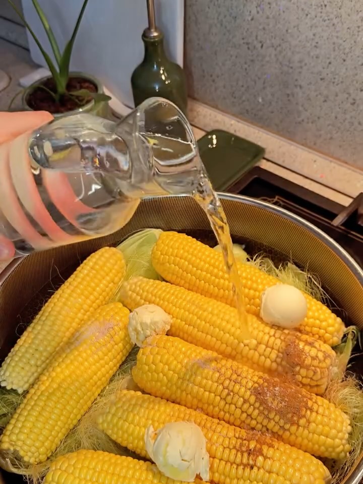 Boiled Corn with Butter and Spices