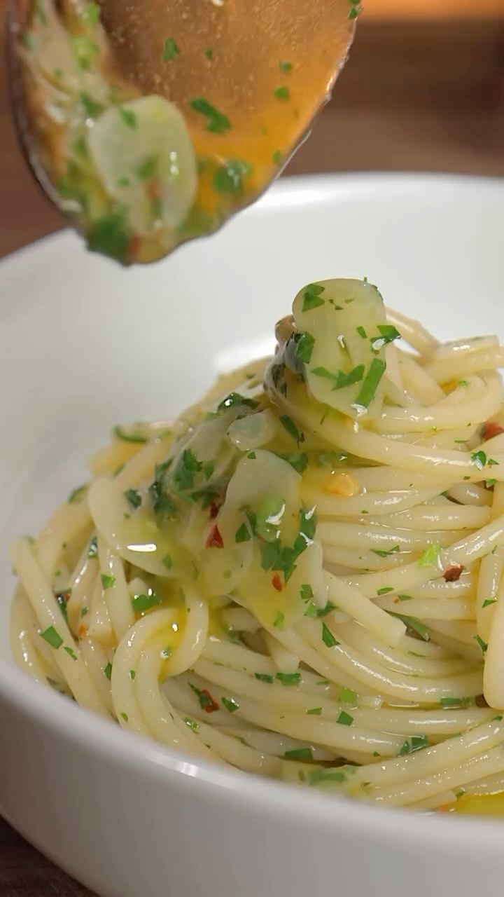 Garlic and Herb Spaghetti Dish