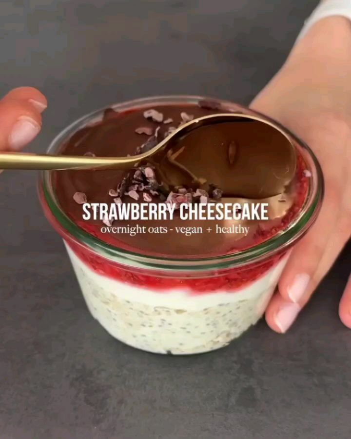 Easy Strawberry Cheesecake Overnight Oats