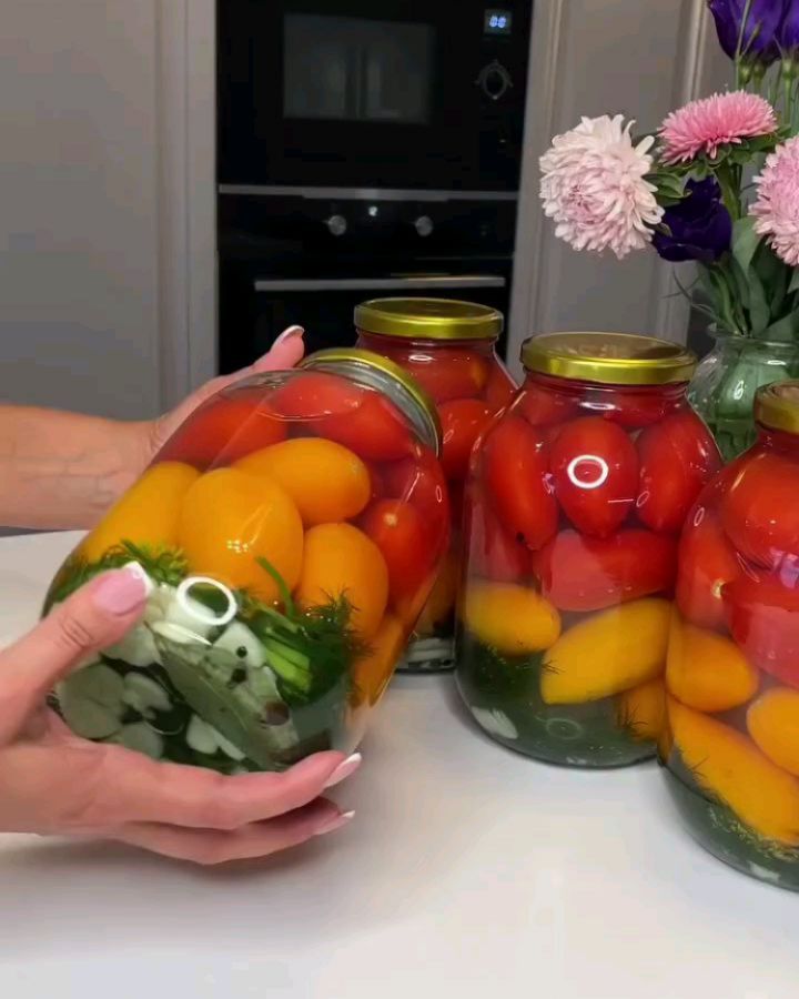 Easy Home-Pickled Tomatoes in Jars