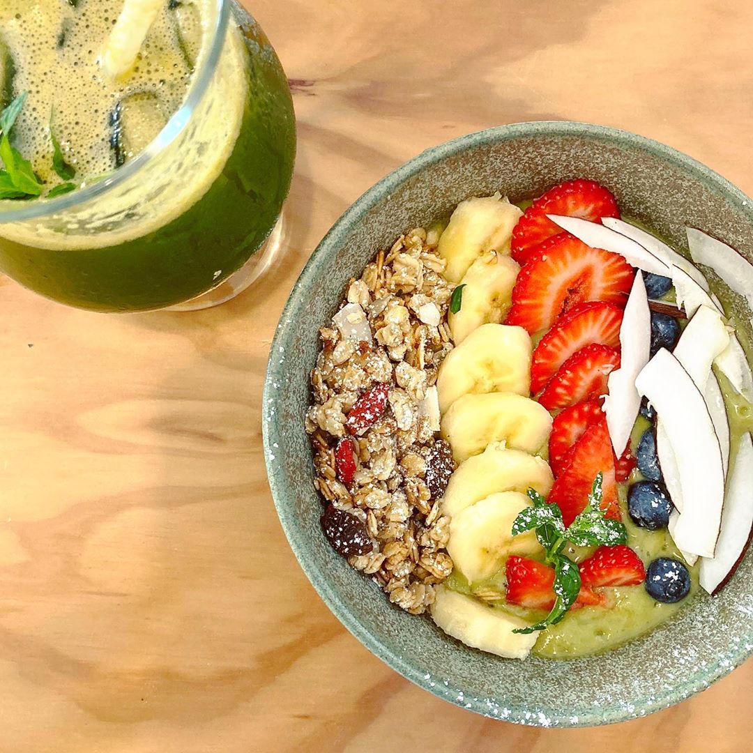 Refreshing Matcha Banana Bowl with Toppings