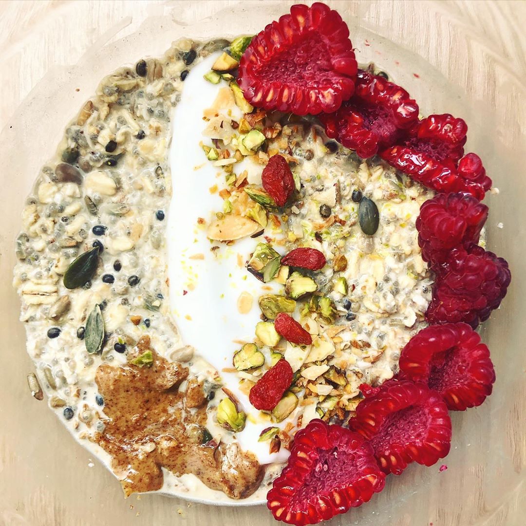 Pistachio Overnight Oats with Goji Almond Crumb