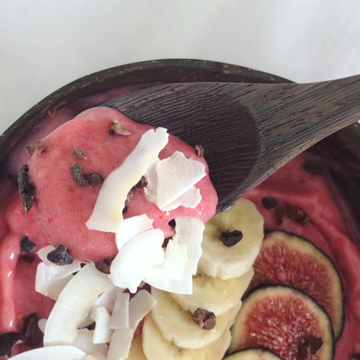 Banana Raspberry Smoothie Bowl