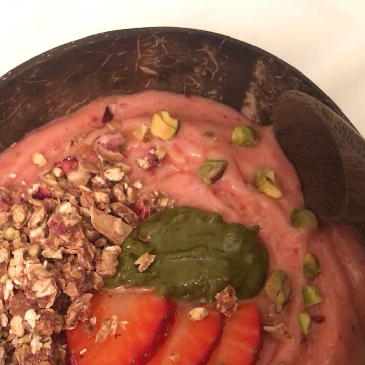 Strawberry Banana Smoothie Bowl