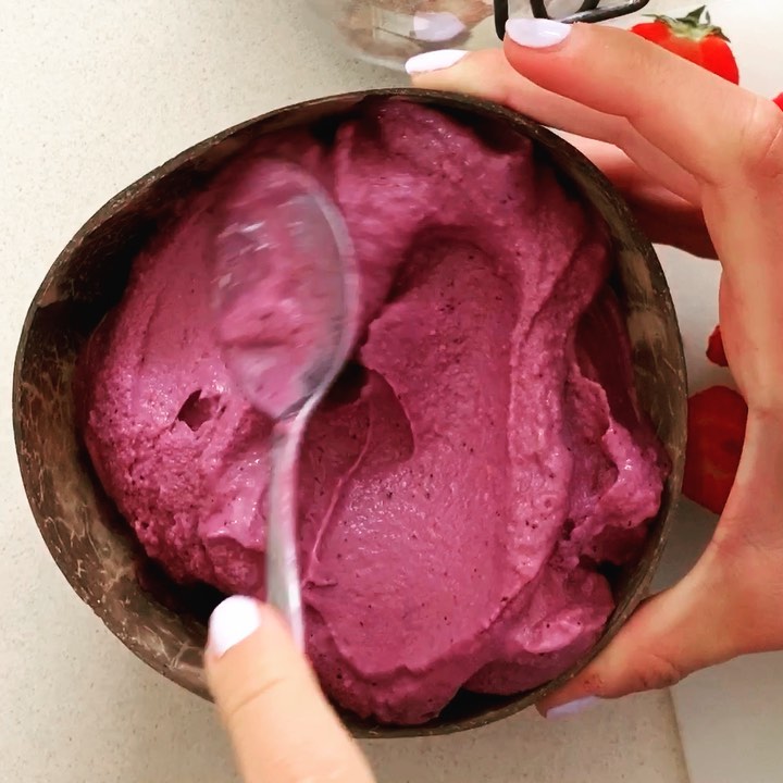 Creamy Berry Smoothie Bowl