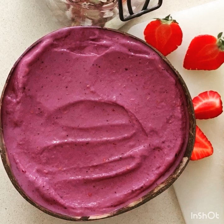 Creamy Berry Smoothie Bowl