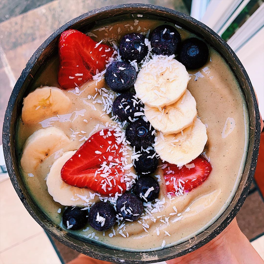 Fresh Summer Smoothie Bowl with Courgette and Mango