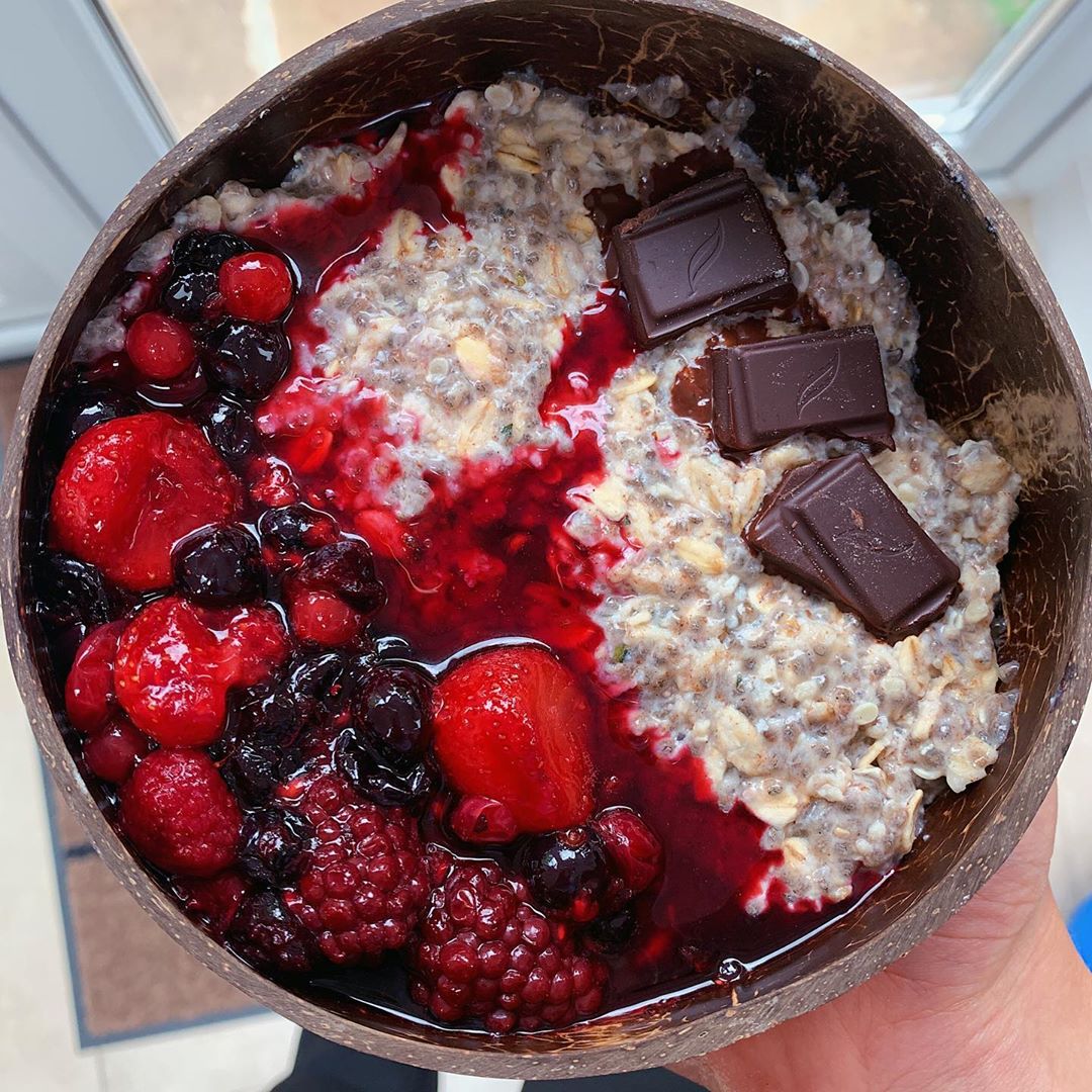 Protein Porridge with Berry Compote and Dark Chocolate