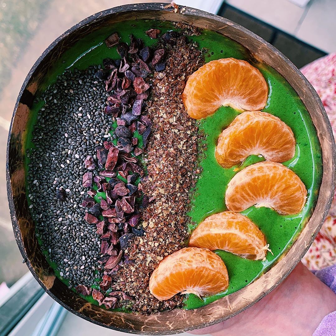 Delicious Green Smoothie Bowl with Superfoods