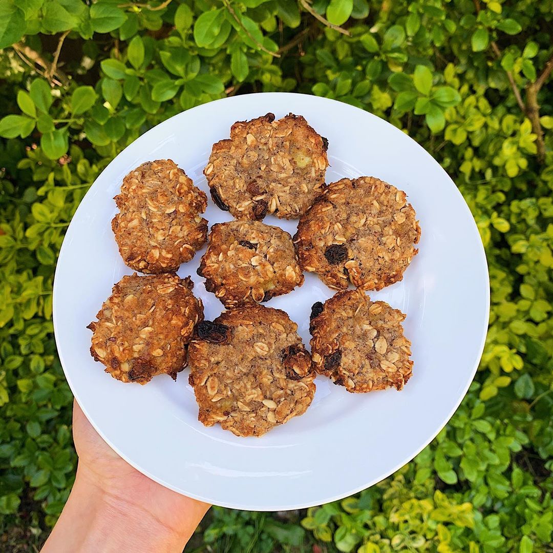 Healthy Banana Raisin Oat Cookies