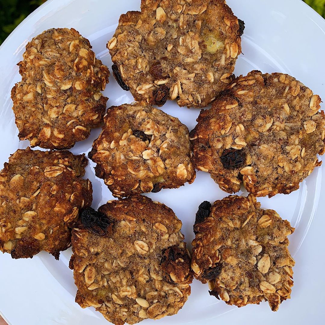 Healthy Banana Raisin Oat Cookies