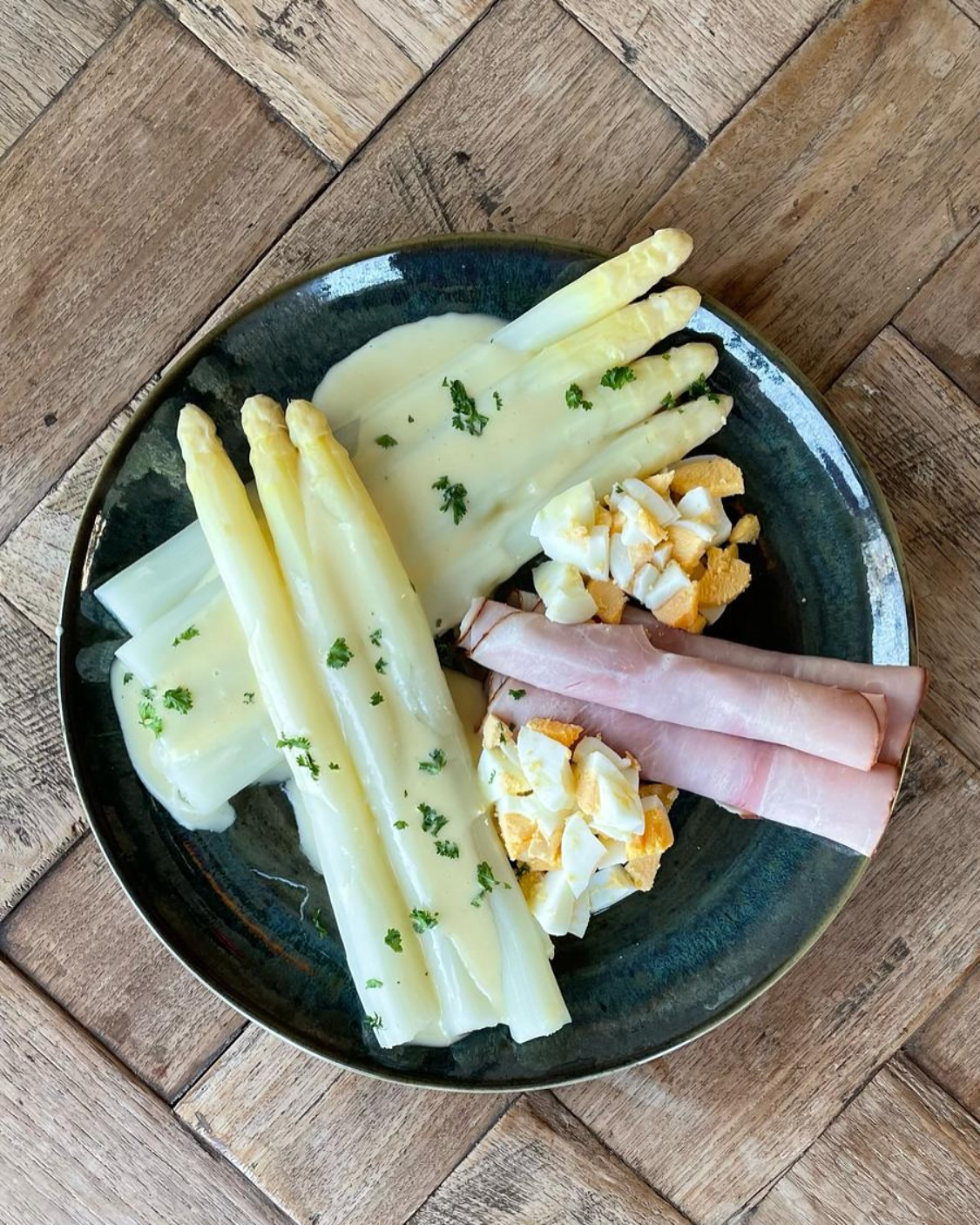Classic Asparagus with Ham and Egg