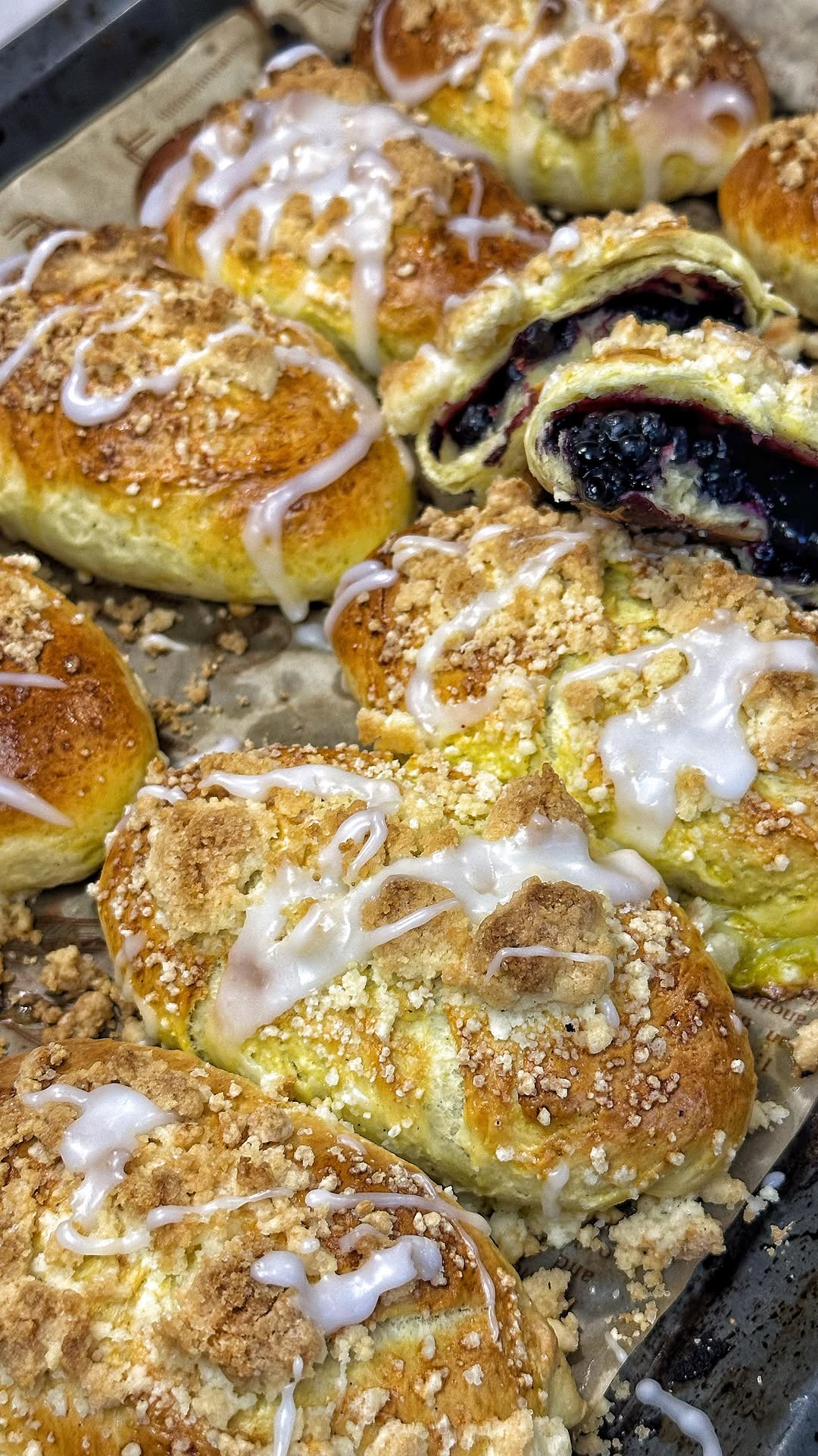 Polish Blueberry Buns with Crumble and Icing