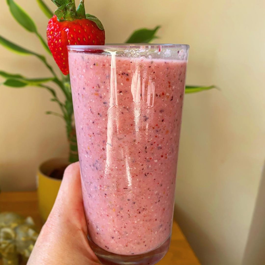 Breakfast Fruit Smoothie with Oats and Chia