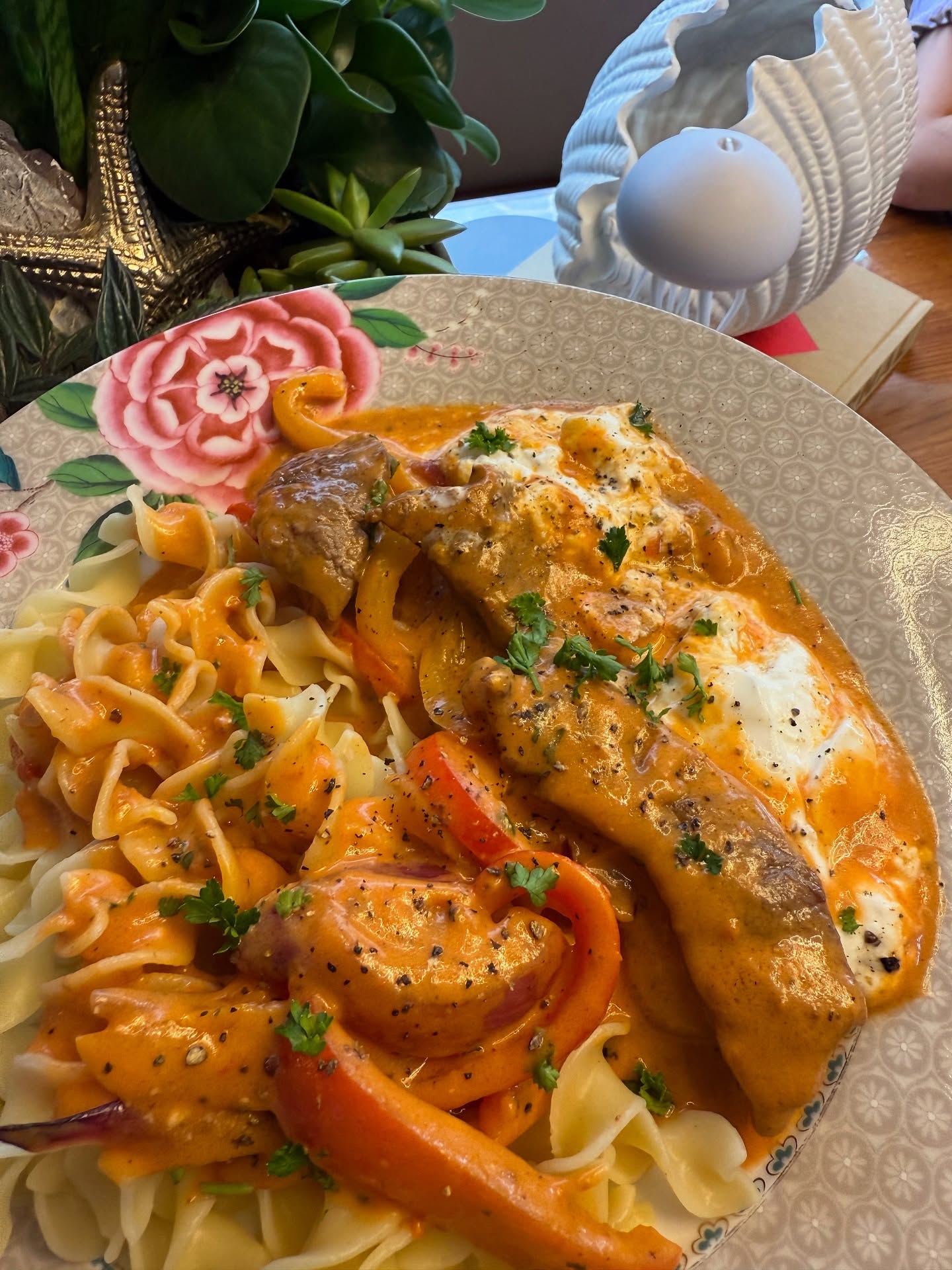 Pasta with Beef Fillet, Peppers, and Burrata in Tomato Cream Sauce