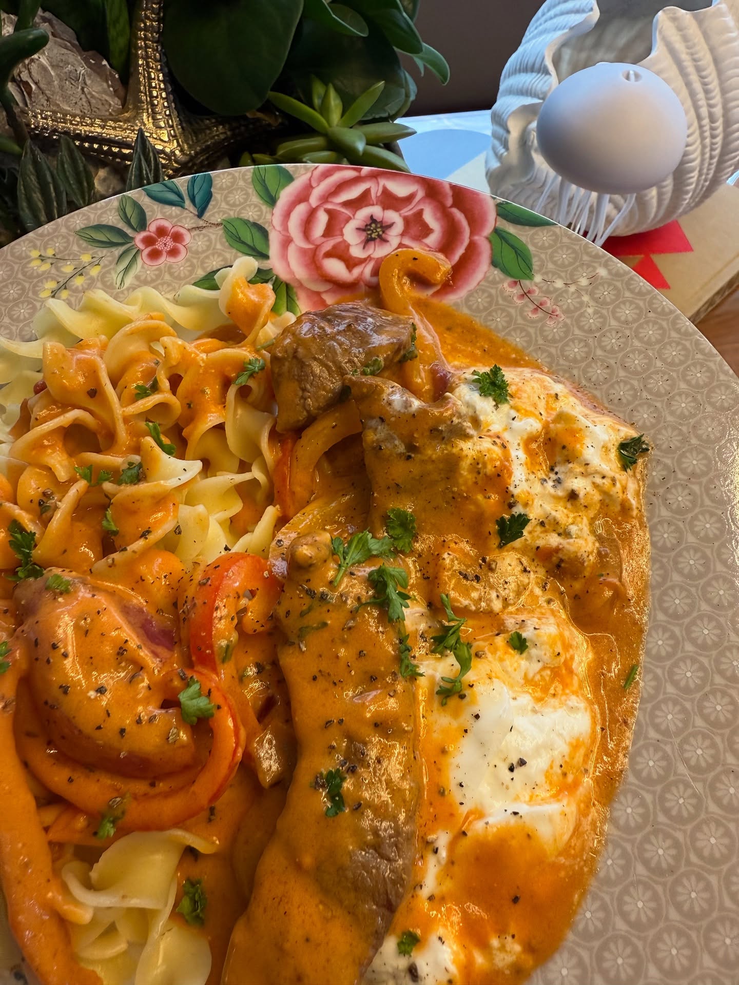 Pasta with Beef Fillet, Peppers, and Burrata in Tomato Cream Sauce