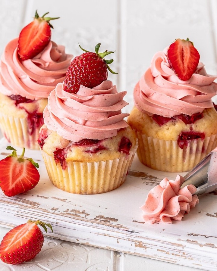 Fluffy Strawberry Cupcakes with Vanilla Pudding and Buttercream