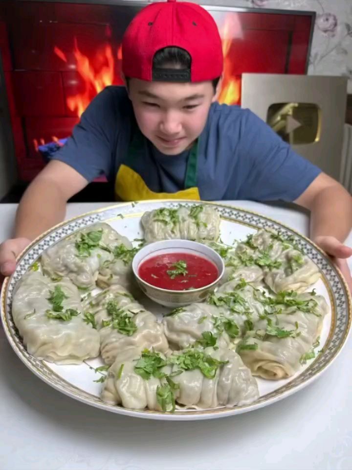 Fried Pastry with Cabbage and Meat Filling