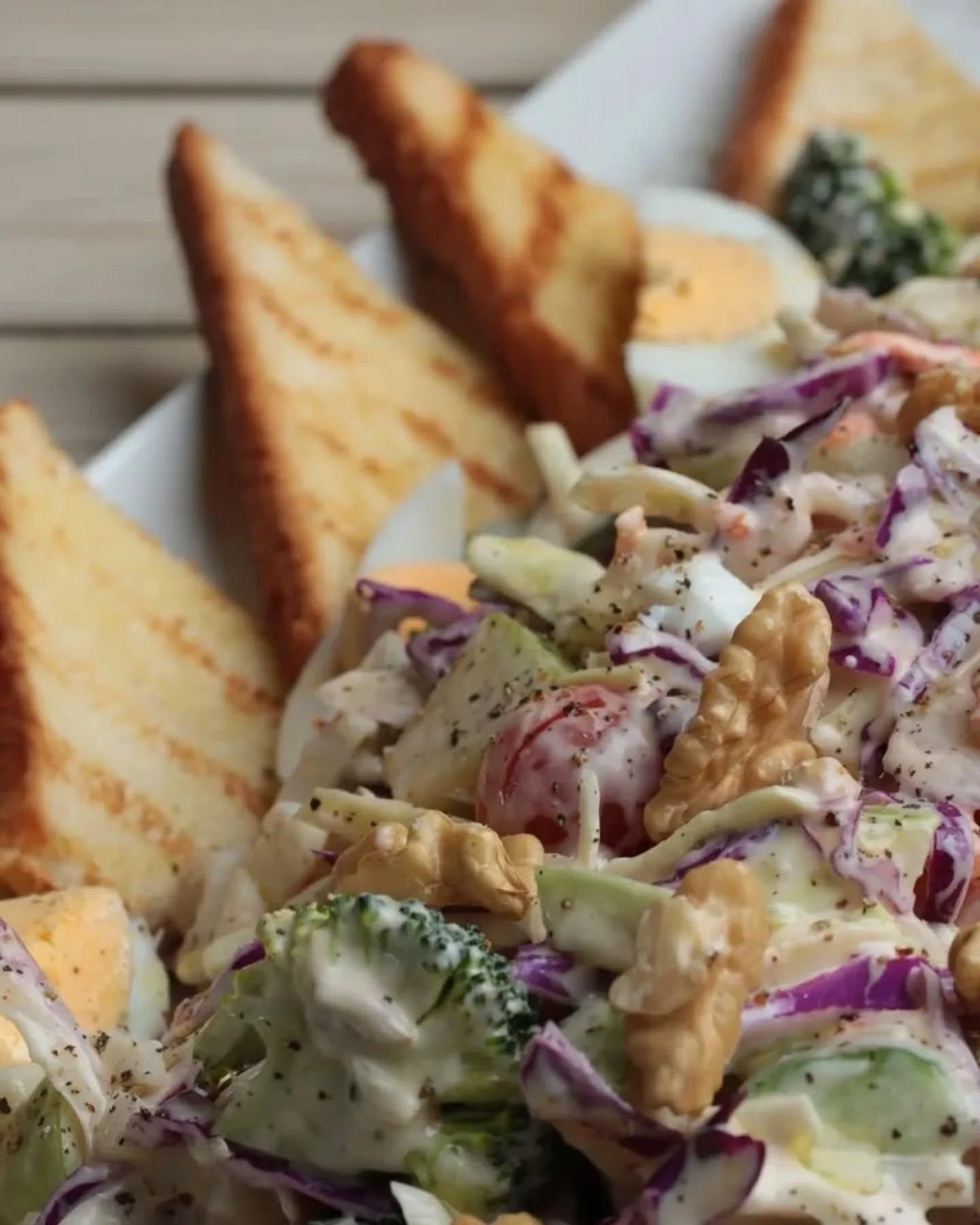 Delicious Vegetable Salad with Yogurt Sauce