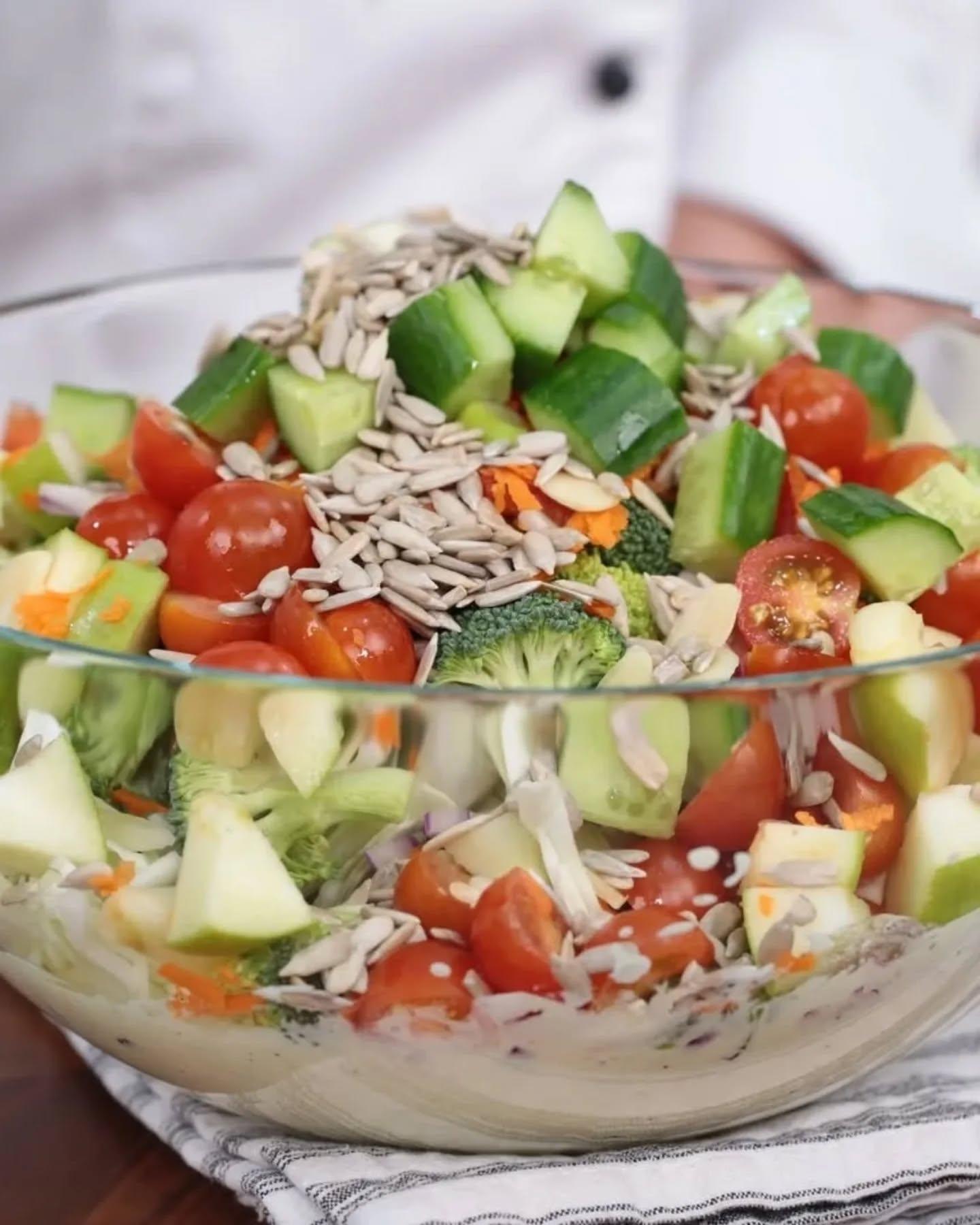Delicious Vegetable Salad with Yogurt Sauce