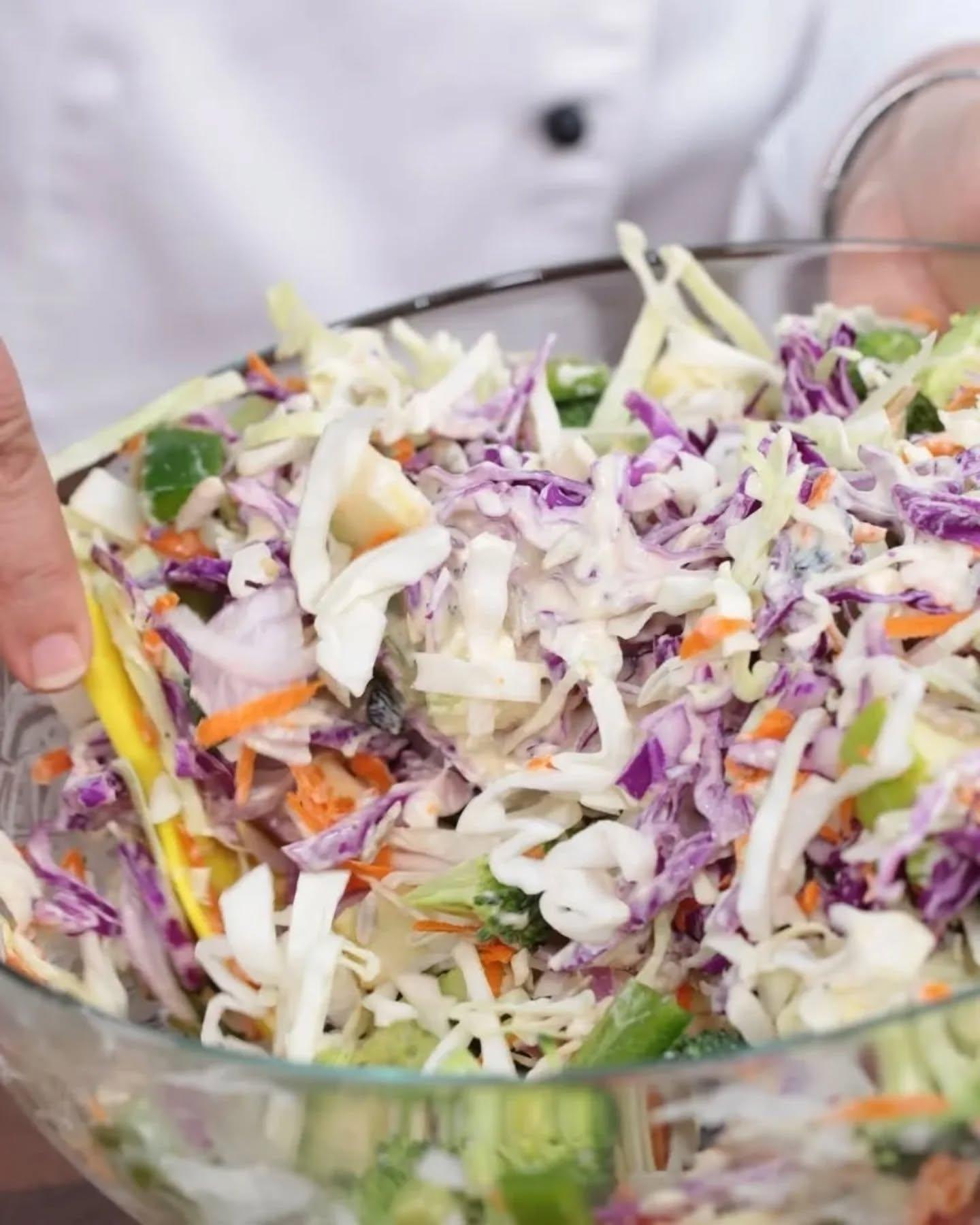 Delicious Vegetable Salad with Yogurt Sauce