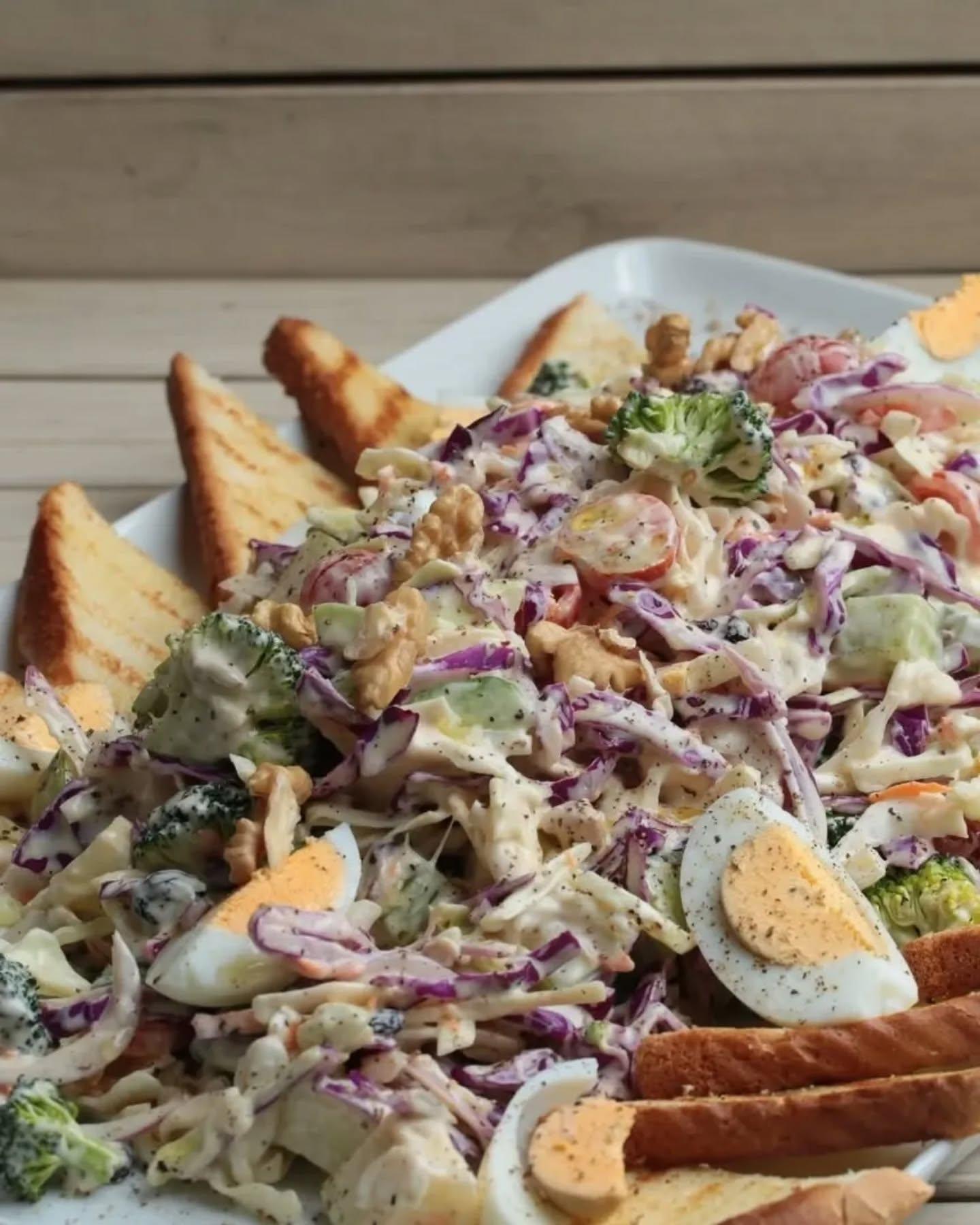 Delicious Vegetable Salad with Yogurt Sauce