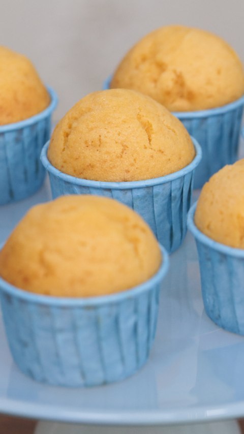 Easy Cupcakes with Cream Frosting